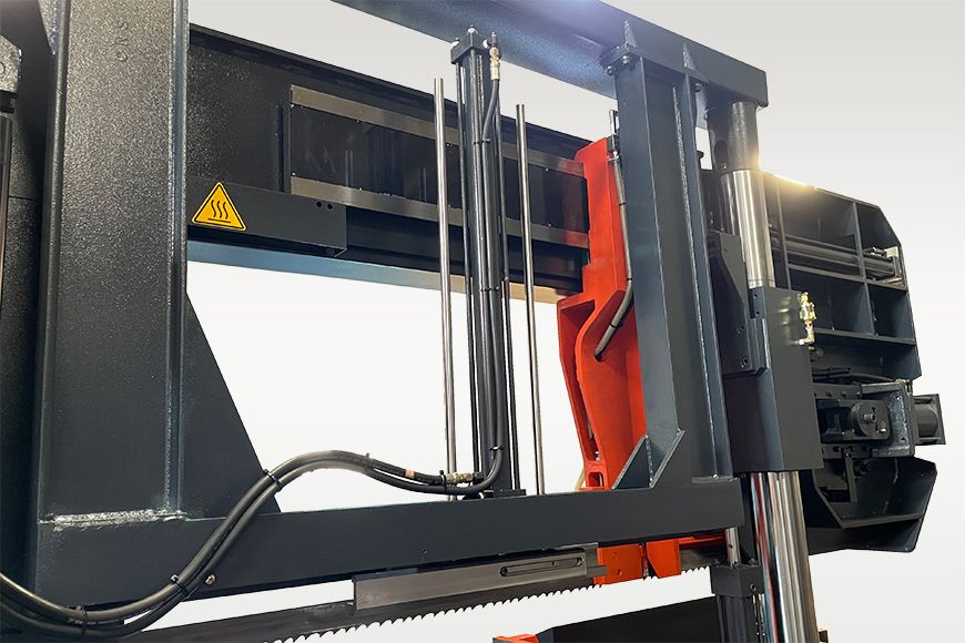 La pinza superiore idraulica è un accessorio importante da utilizzare quando si tagliano tubi/fasci su una sega a nastro.