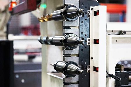 Linha de perfuração de feixe - Sistema de trocador de ferramentas - Sistema de trocador de ferramentas automático e de magazine, com cada magazine capaz de armazenar de 4 a 5 ferramentas (sujeito ao tipo de máquina)