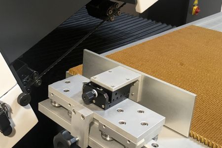 Honigwaben- und FRP-Schnitt. - Cosen bietet zwei Modelle speziell für Honigwaben- und Fiberglas (FRP) gerade / Winkelschnitt-Bandsägen mit super hoher Blattgeschwindigkeit und präziser Winkeleinstellung.