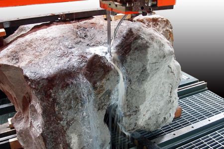 Schlackenschneiden - Cosen hat zwei spezielle Bandsägemaschinen für das "Schneiden großer Schlacke" entworfen, die Sicherheit im Falle von Funken und Benutzerfreundlichkeit bei der Materialhandhabung integrieren.