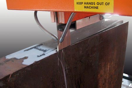 Stahl-Aluminium-Verkleidungsplatten schneiden - Stahl-aluminiumverkleidetes Material wird durch Explosionsverbindung hergestellt und als strukturelles Übergangsgelenk verwendet, das den Stahlrumpf mit dem Aluminiumdeck im Schiffbau verbindet.