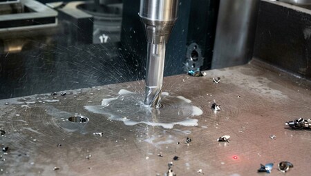 Coolant Through Spindle (CTS) e sistema de refrigeração interna por névoa